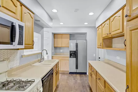 Kitchen - 544 Summit St, Algonquin, IL 60102 photo 1 of 5