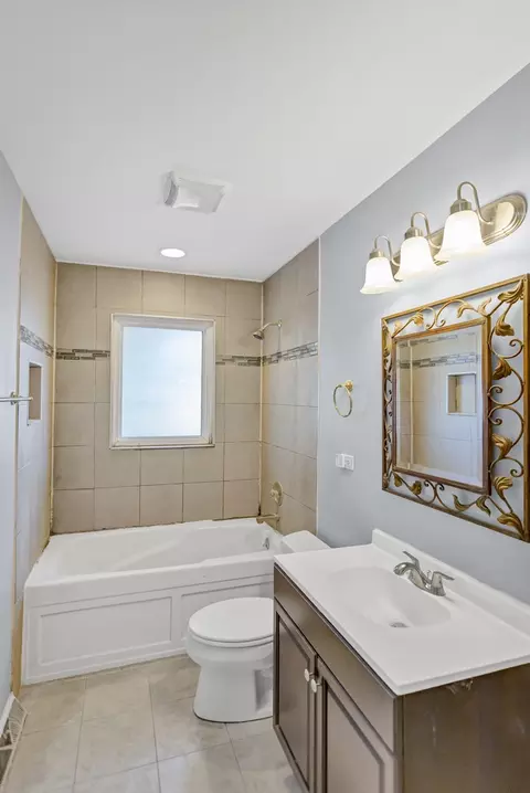 Bath - 544 Summit St, Algonquin, IL 60102 photo 1 of 3