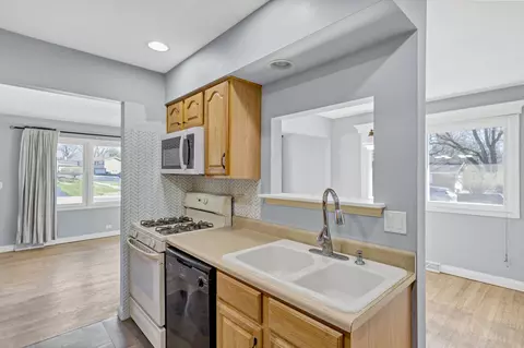 Kitchen - 544 Summit St, Algonquin, IL 60102 photo 4 of 5