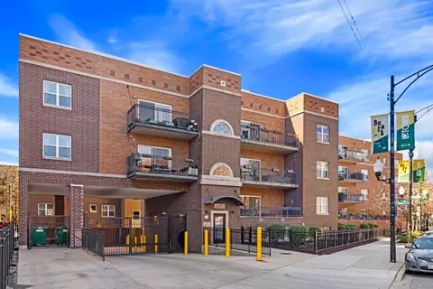 4260 N Broadway St #202, Chicago, IL 60613