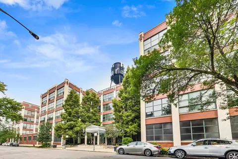 1800 W Roscoe St #222, Chicago, IL 60657