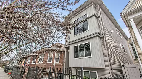 2741 W Melrose St, Chicago, IL 60618