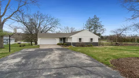 515 Woodland Dr, Dixon, IL 61021