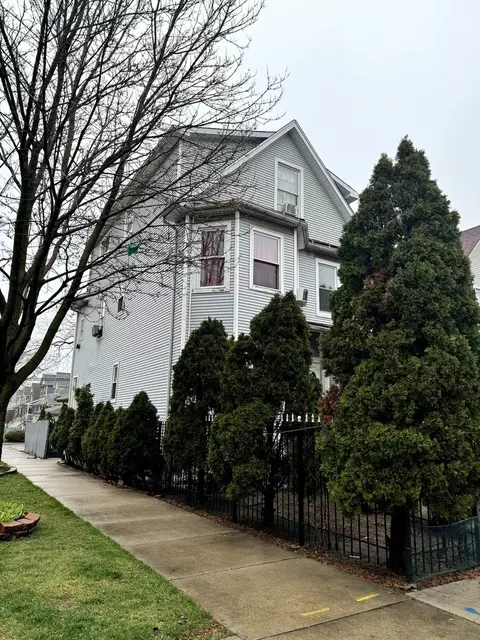 3735 W Montrose Ave, Chicago, IL 60618