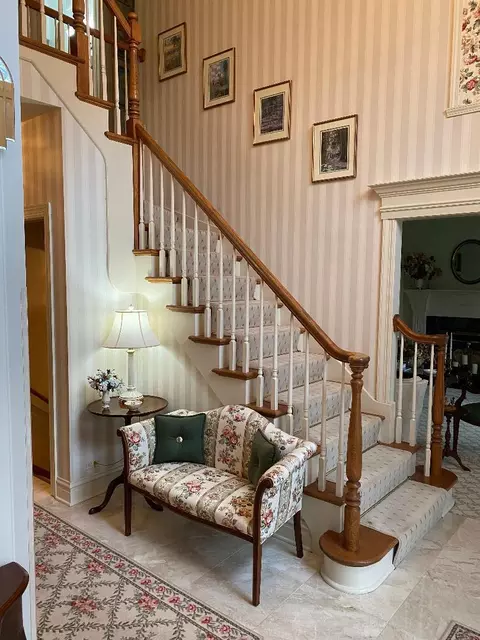 Entry Way - 2052 Stonebridge Ct, Wheaton, IL 60189 photo 2 of 2