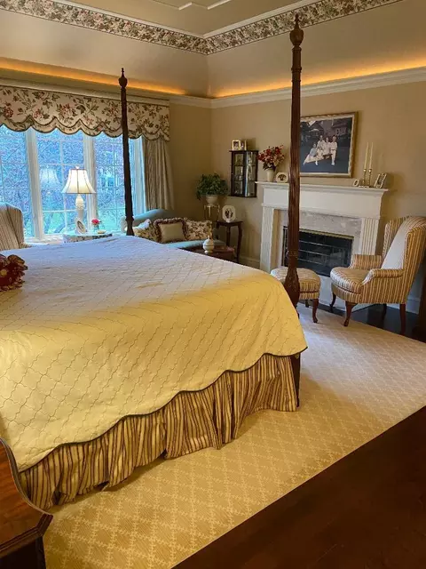 Bedroom - 2052 Stonebridge Ct, Wheaton, IL 60189 photo 2 of 7