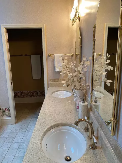 Bath - 2052 Stonebridge Ct, Wheaton, IL 60189 photo 1 of 1