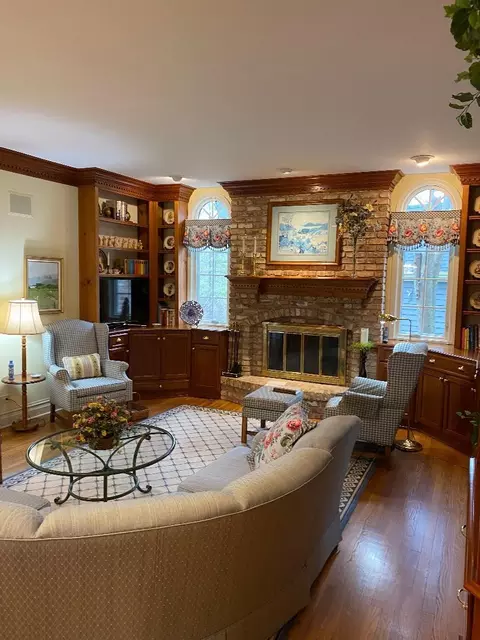 Living - 2052 Stonebridge Ct, Wheaton, IL 60189 photo 4 of 6