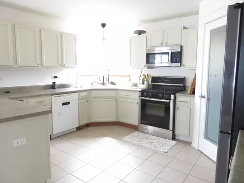 Kitchen - 2014 Heatherstone Ct, Plainfield, IL 60586 photo 2 of 3