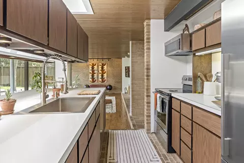 Kitchen - 8617 Beech Ave, Munster, IN 46321 photo 5 of 7