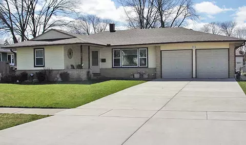221 Fern Dr, Elk Grove Village, IL 60007
