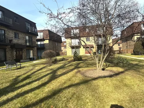 Exterior - 9714 Bianco Ter #E, Des Plaines, IL 60016 photo 3 of 5