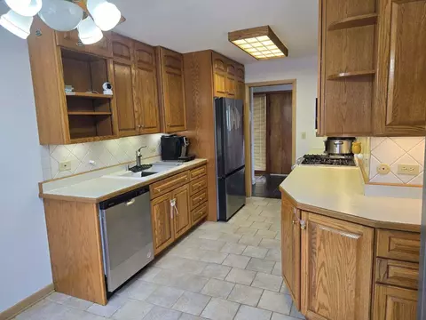Kitchen - 280 Springfield Ter, Des Plaines, IL 60018 photo 2 of 2