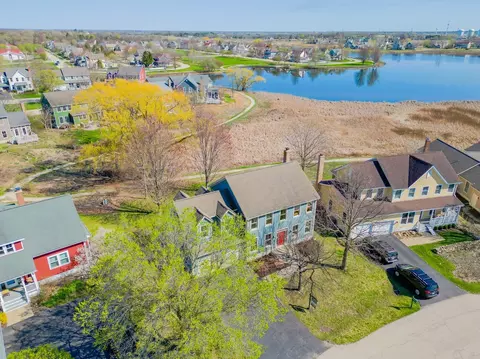 1385 Calamus Ln, Grayslake, IL 60030
