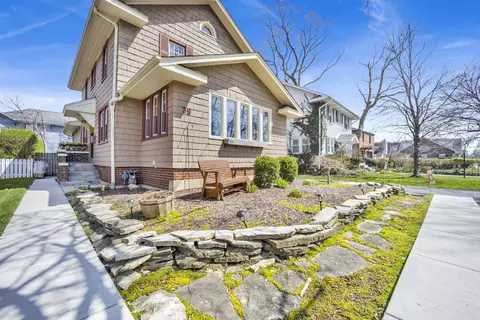 39 N Delaplaine Rd, Riverside, IL 60546