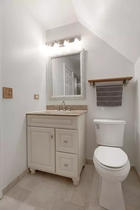 Bath - 1070 Division St, Geneva, IL 60134 photo 1 of 3