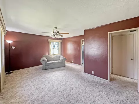 Living - 994 Monroe Dr, Freeport, IL 61032 photo 2 of 3
