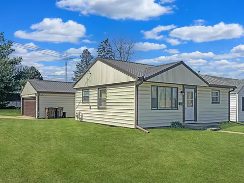 Exterior - 994 Monroe Dr, Freeport, IL 61032 photo 2 of 3