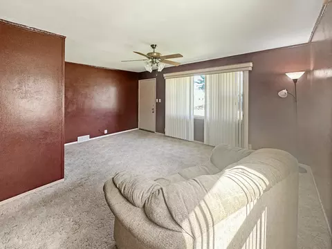 Living - 994 Monroe Dr, Freeport, IL 61032 photo 3 of 3