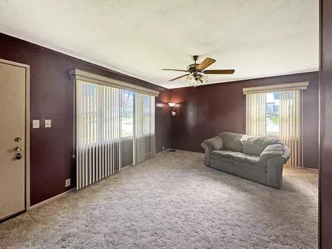 Living - 994 Monroe Dr, Freeport, IL 61032 photo 1 of 3