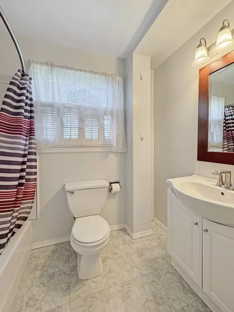 Bath - 994 Monroe Dr, Freeport, IL 61032 photo 1 of 1
