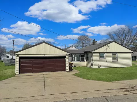 Exterior - 994 Monroe Dr, Freeport, IL 61032 photo 3 of 3