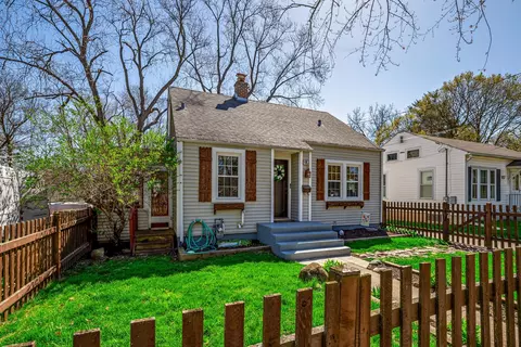 910 Irving Ave, Woodstock, IL 60098
