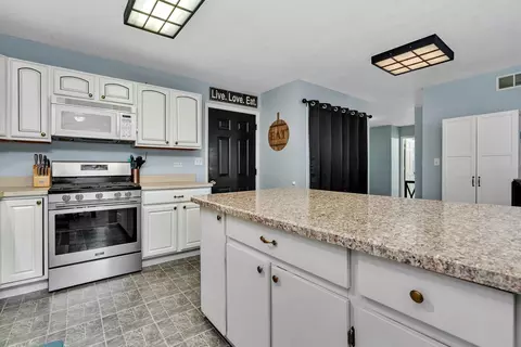 Kitchen - 2685 E Border St, Diamond, IL 60416 photo 1 of 5