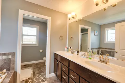 Bath - 2608 Fieldstone Ct, Normal, IL 61761 photo 3 of 6