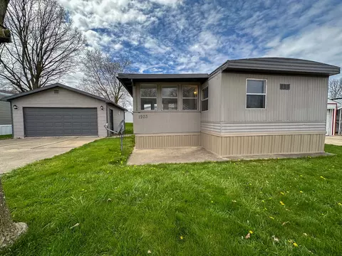 1203 12th St, Bloomington, IL 61704