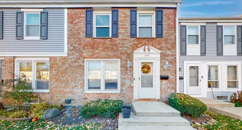 2175 Somersworth Pl, Hoffman Estates, IL 60169