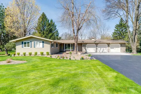 111 N Shannon Dr, Woodstock, IL 60098