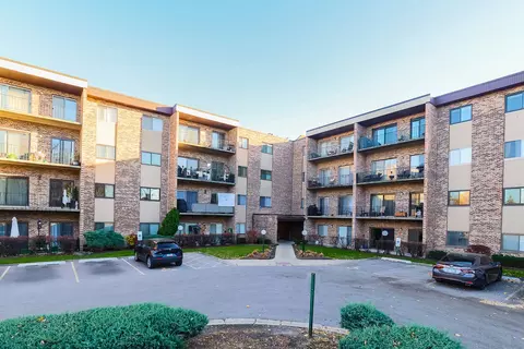 725 W Huntington Commons Rd #208, Mount Prospect, IL 60056