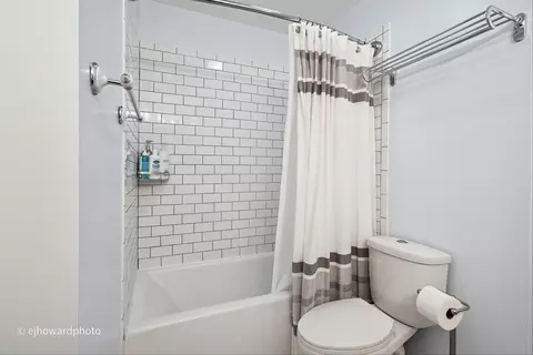 Bath - 633 Sutton Ct, Wheeling, IL 60090 photo 3 of 4
