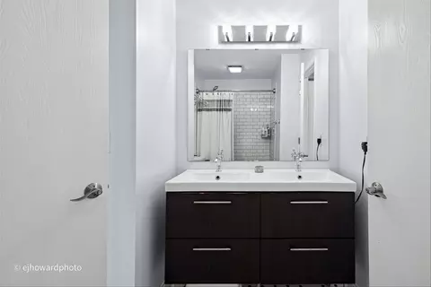 Bath - 633 Sutton Ct, Wheeling, IL 60090 photo 1 of 4