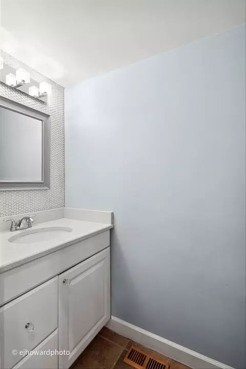 Bath - 633 Sutton Ct, Wheeling, IL 60090 photo 4 of 4