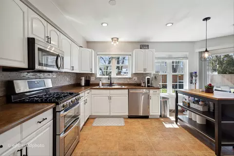 Kitchen - 633 Sutton Ct, Wheeling, IL 60090 photo 3 of 4