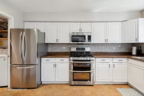 Kitchen - 633 Sutton Ct, Wheeling, IL 60090 photo 4 of 4