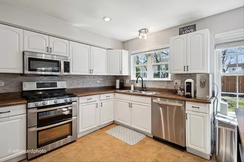 Kitchen - 633 Sutton Ct, Wheeling, IL 60090 photo 2 of 4