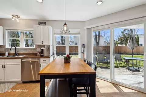 Dining - 633 Sutton Ct, Wheeling, IL 60090 photo 4 of 4