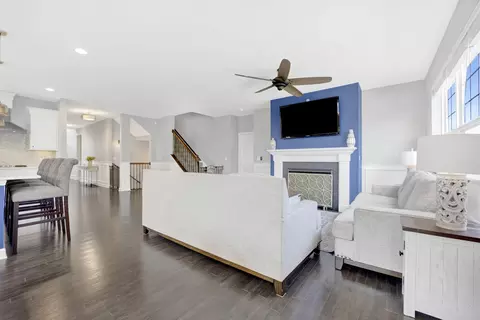 Living - 746 Eagle Ct, Addison, IL 60101 photo 4 of 5