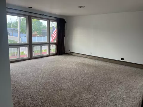 Living - 5565 155th St, Oak Forest, IL 60452 photo 1 of 4
