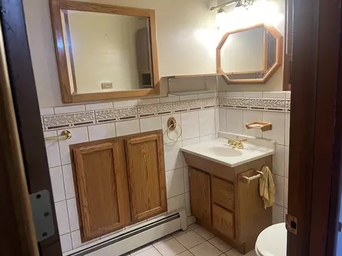 Bath - 5565 155th St, Oak Forest, IL 60452 photo 2 of 2
