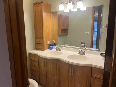 Bath - 5565 155th St, Oak Forest, IL 60452 photo 1 of 2