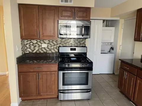 Kitchen - 652 Hale Ct, Wheeling, IL 60090 photo 3 of 4