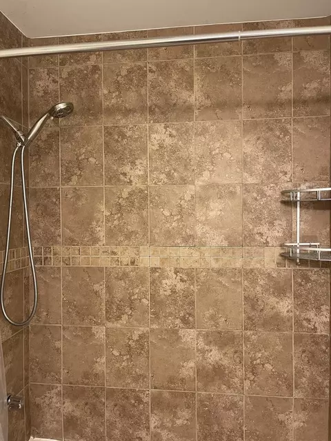 Bath - 652 Hale Ct, Wheeling, IL 60090 photo 1 of 2