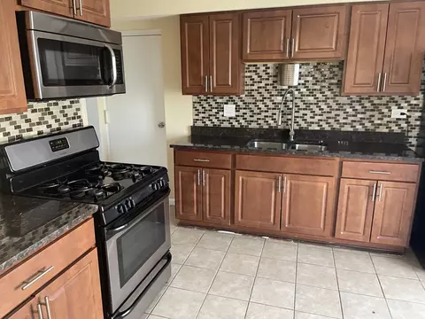 Kitchen - 652 Hale Ct, Wheeling, IL 60090 photo 4 of 4