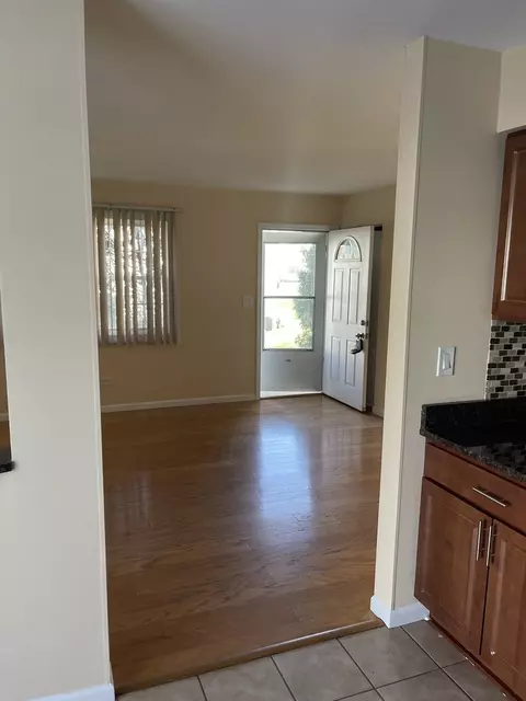 Living - 652 Hale Ct, Wheeling, IL 60090 photo 2 of 2