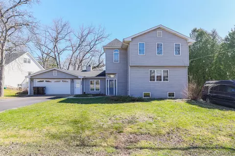 225 Circle Dr N, Island Lake, IL 60042