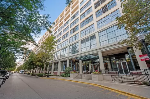 900 N Kingsbury St #842, Chicago, IL 60610